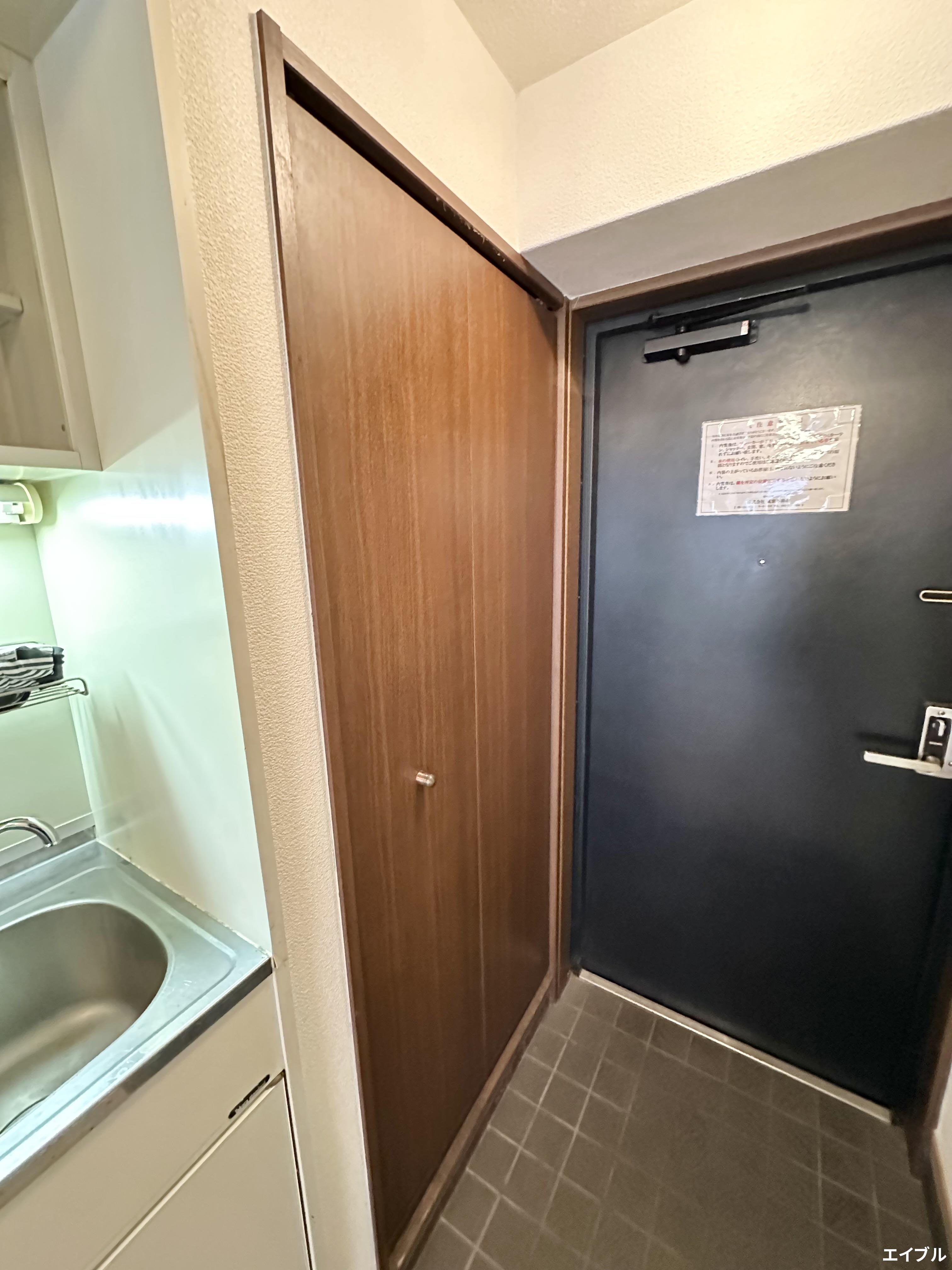 玄関　写真は別号室モデルル－ム。家具家電は付きません