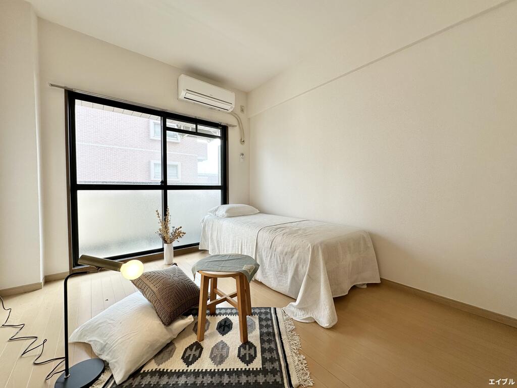 居室・リビング　写真は別号室モデルル－ム。家具家電は付きません