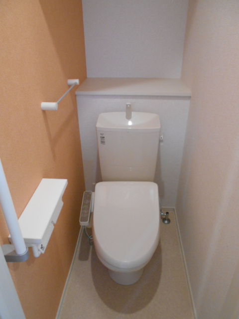 トイレ　温水洗浄便座完備・小物収納棚あり