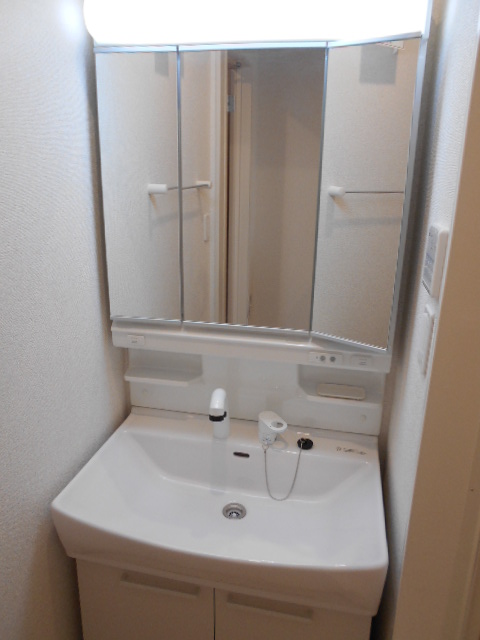 洗面設備　シャワー付洗面化粧台（三面鏡）完備