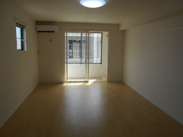 居室・リビング　南面居室（エアコン完備）・全室照明完備