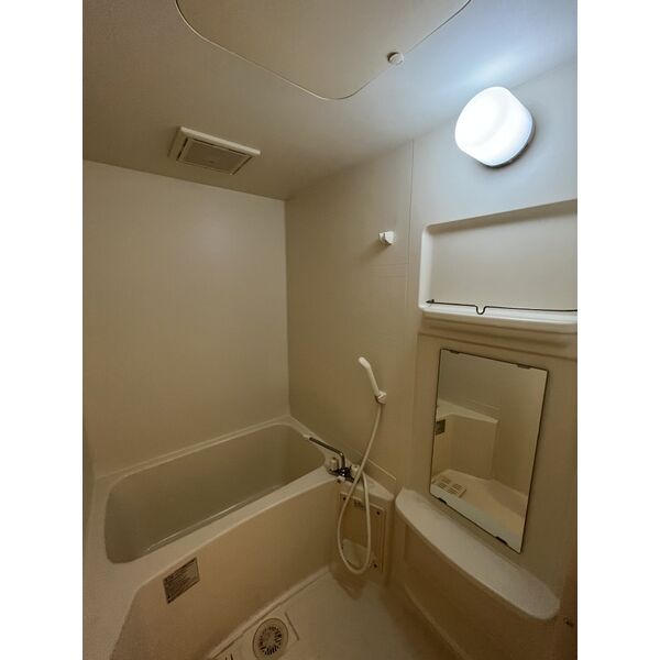 バス・シャワールーム　室内写真は別部屋の写真です。