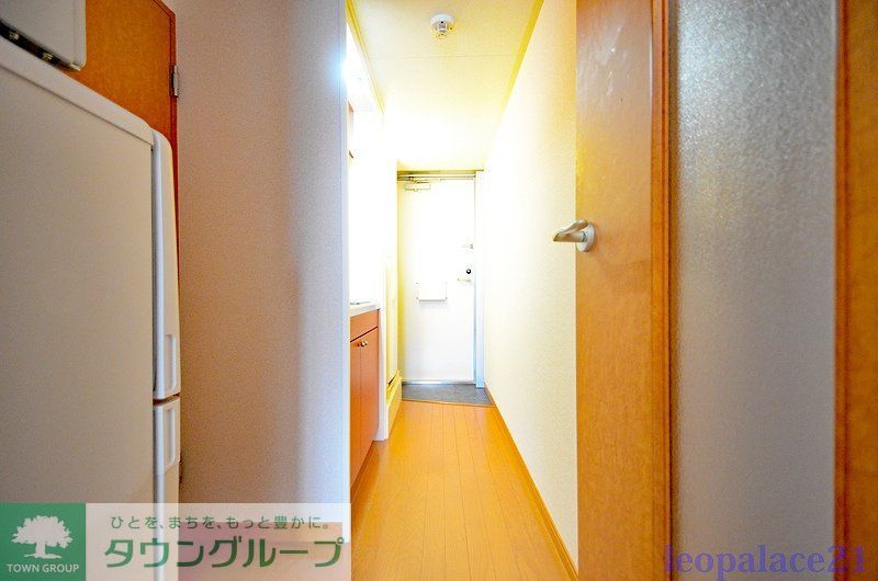 玄関　「同タイプの部屋の写真です」「現況優先」