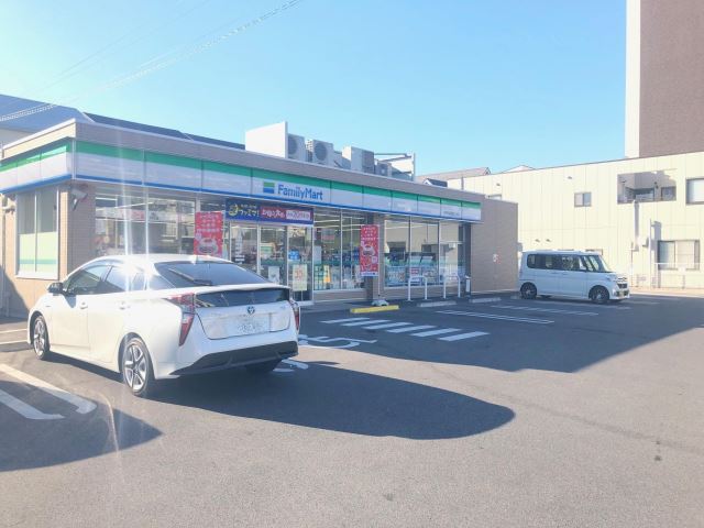 コンビニ　ファミリーマート（コンビニ）まで270m