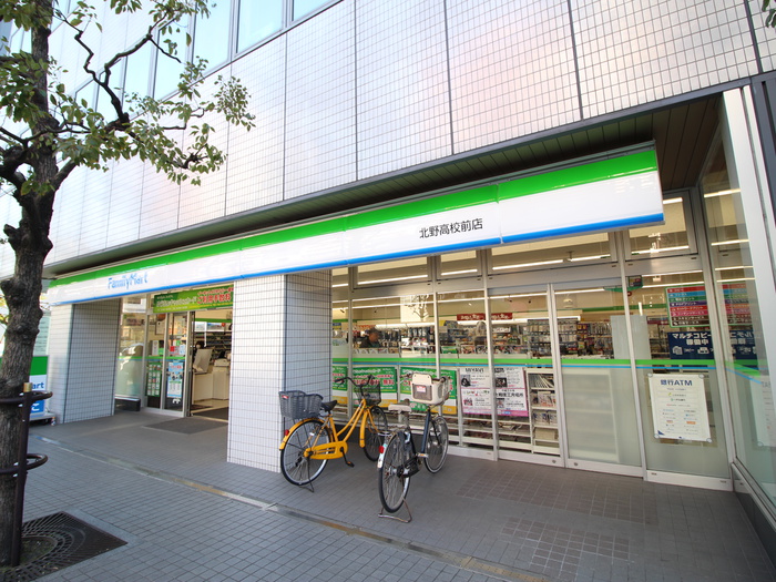 コンビニ　ファミリーマート（コンビニ）まで57m