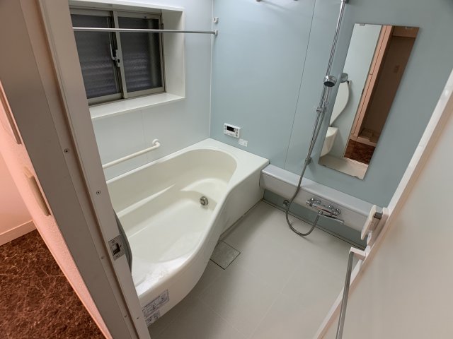バス・シャワールーム　窓のある浴室です♪