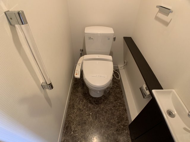 トイレ　温水洗浄便座付きのトイレです♪