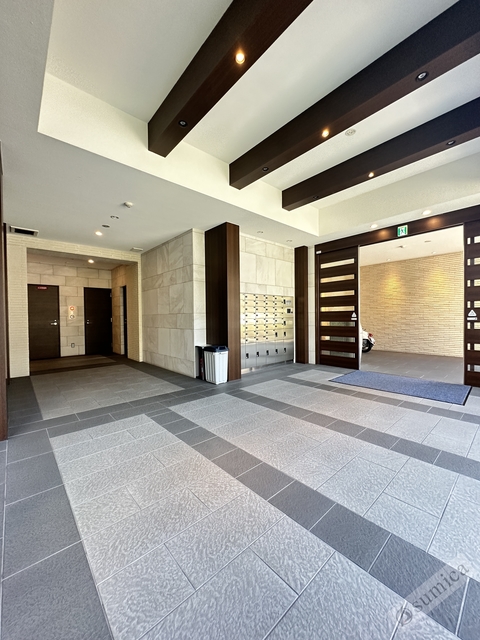 エントランス　明るいエントランスであなたのお帰りをお待ちします＾＾