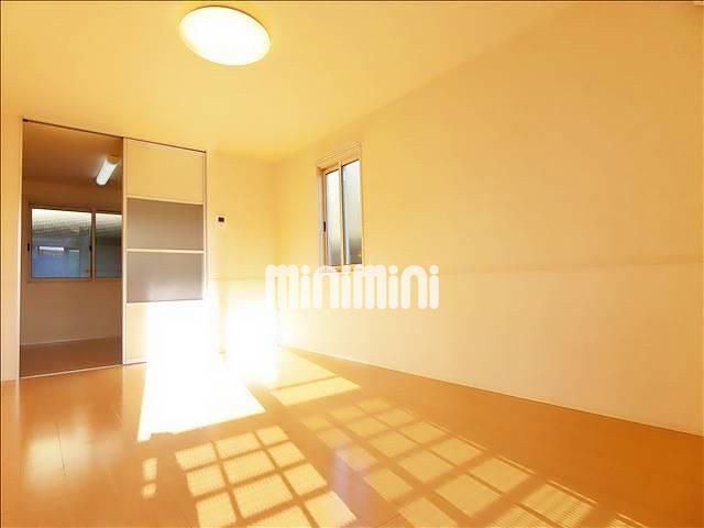 居室・リビング　角部屋です。８．８帖の洋室には２面に窓があります。