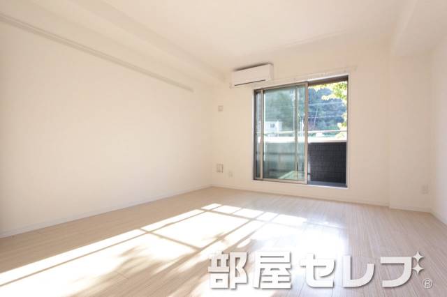 居室・リビング　白基調でキレイなお部屋です。
