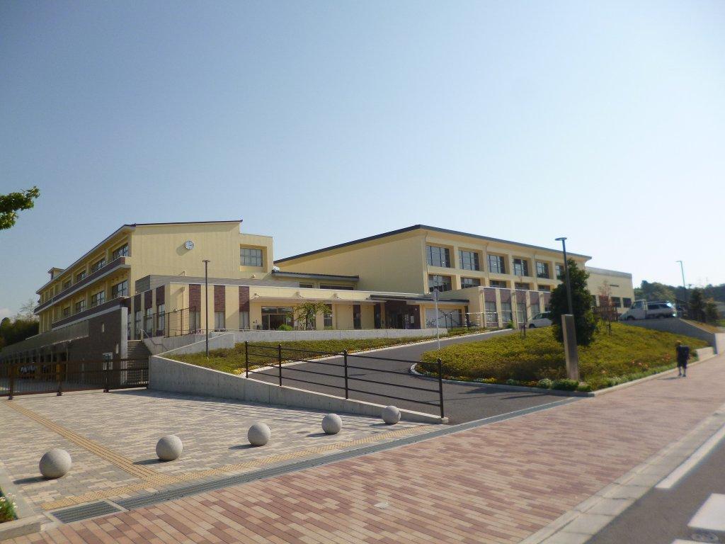 中学校　成田市立公津の杜中学校（中学校）まで581m