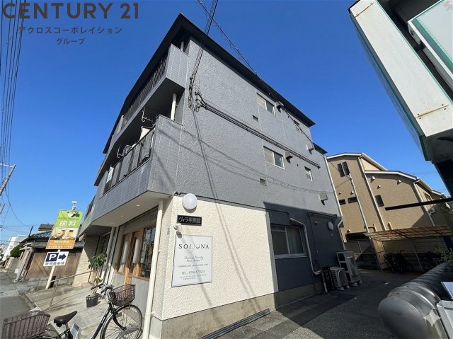 建物外観　近くにドラッグストアや、スーパーもあり便利な立地となっており