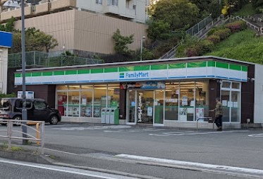 コンビニ　ファミリーマート 鶴ヶ峰本町店（コンビニ）まで1592m