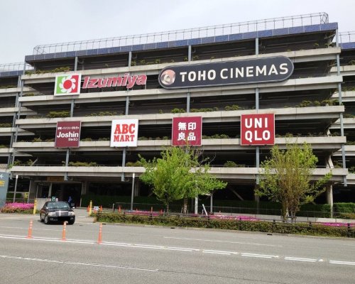 スーパー　イズミヤ　西宮ガーデンズ店（スーパー）まで295m