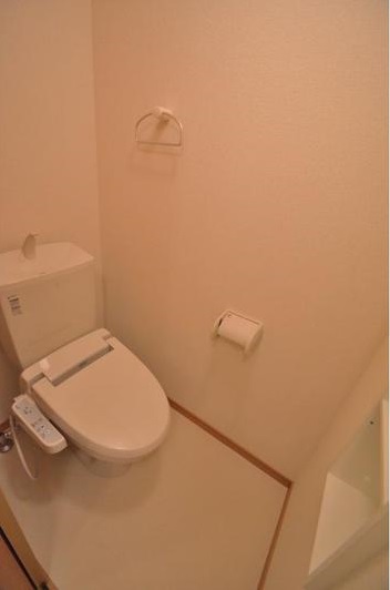 トイレ　落ち着いた色調のトイレです