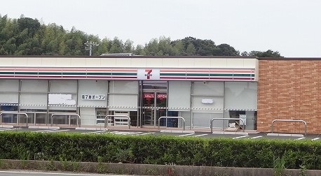 コンビニ　セブンイレブン（コンビニ）まで720m