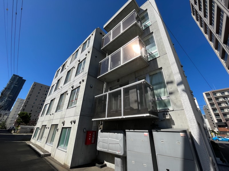 建物外観　徒歩１分でサッポロファクトリーがあり、買い物に便利です♪