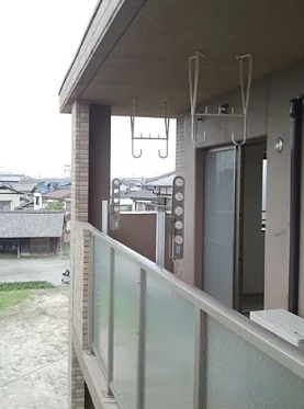 バルコニー　天気の良い日はこちらで洗濯物を干せます
