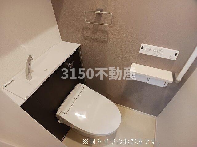 トイレ　落ち着いた色調のトイレです