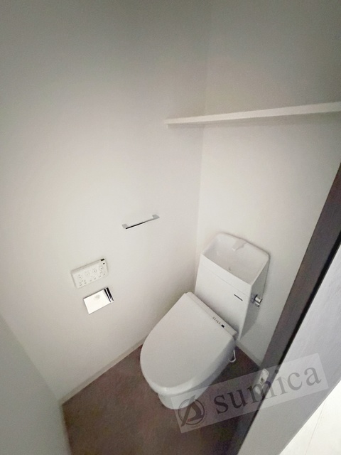 トイレ　人気アイテムの温水洗浄便座。清潔感のあるトイレです。