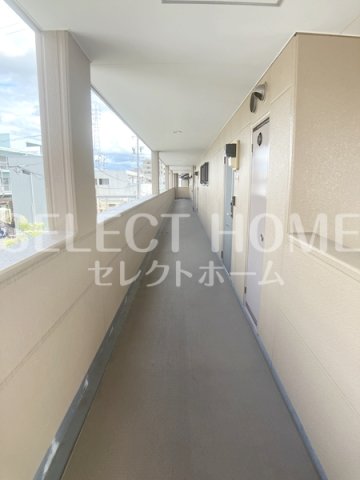 エントランス　車をお持ちの方に嬉しい駐車場付きの物件です