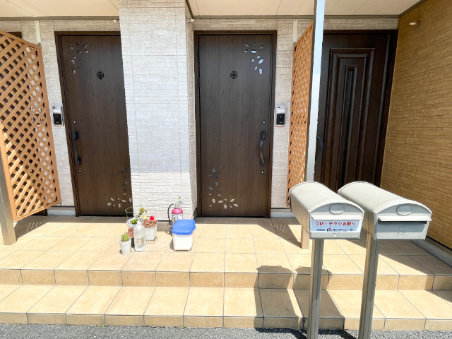 エントランス　※室内写真は修繕前の別室サンプル写真。