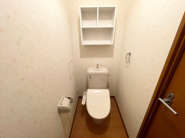 トイレ　※室内写真は修繕前の別室サンプル写真。
