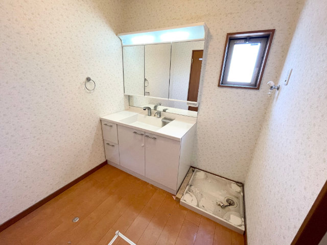 洗面設備　※室内写真は修繕前の別室サンプル写真。