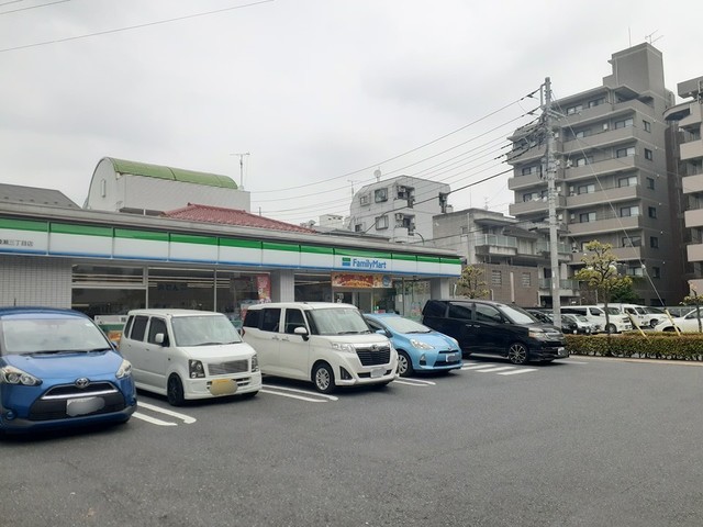 コンビニ　ファミリーマート 足立綾瀬三丁目店（コンビニ）まで205m