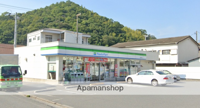 コンビニ　ファミリーマート（コンビニ）まで879m