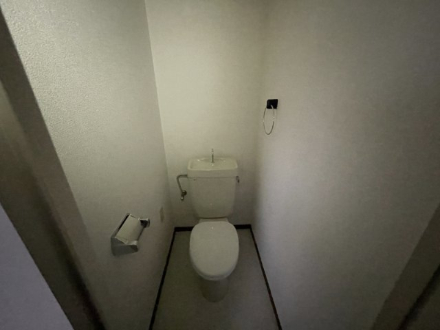トイレ　別号室の写真となります