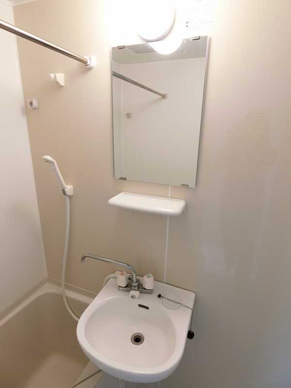 洗面設備　※同物件、別部屋の写真です。