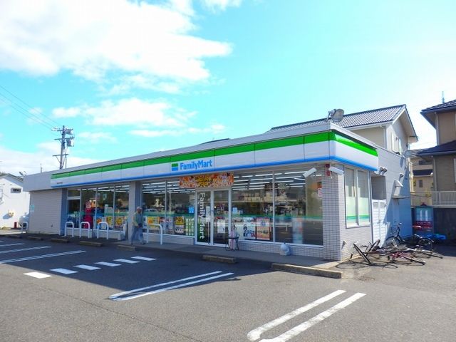 コンビニ　ファミリーマート桑名松ノ木東店（コンビニ）まで750m