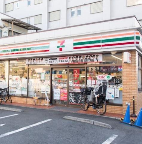 コンビニ　セブン－イレブン世田谷赤堤２丁目店（コンビニ）まで555m