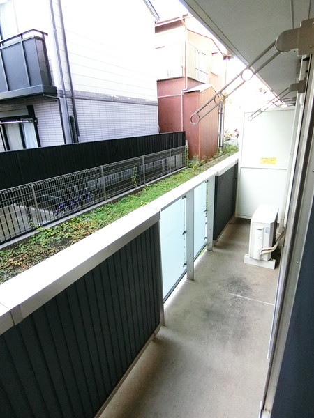 バルコニー　バルコニーは西向きです♪お昼から夕方に日が入ってきますよ ！