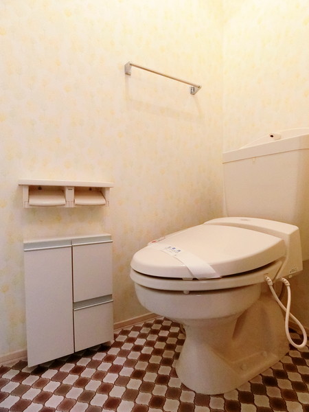 トイレ　トイレは温水洗浄便座付き♪人気のバストイレ別です♪小物を置け