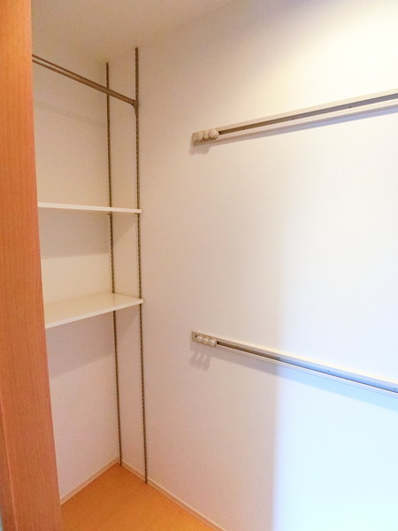 収納　洋室6帖のお部屋にあるワンステップクローゼットです！収納した