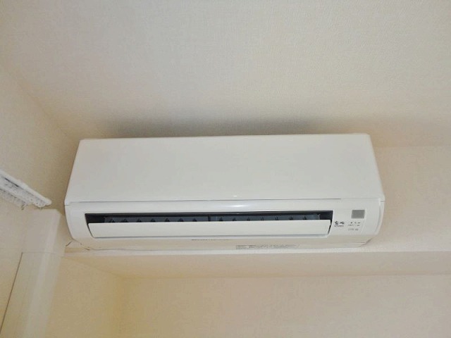 その他設備　リビングダイニングキッチンにあるエアコンです！ムシ暑い夏も肌