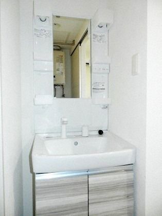 洗面設備　同物件・別部屋の写真です