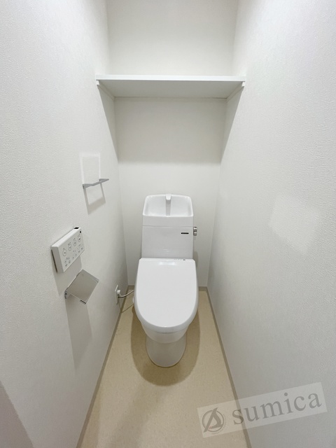 トイレ　人気アイテムの温水洗浄便座。清潔感のあるトイレです。