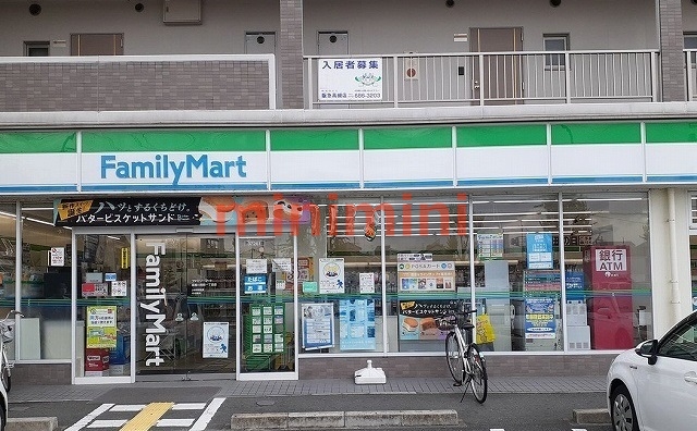 コンビニ　ファミリーマート（コンビニ）まで400m