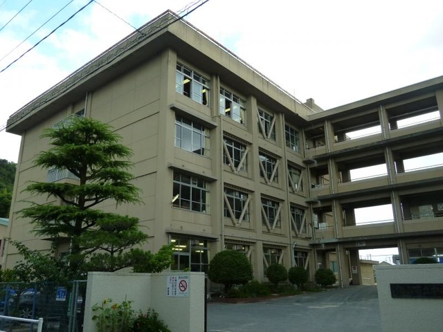 中学校　中央中学校（中学校）まで210m