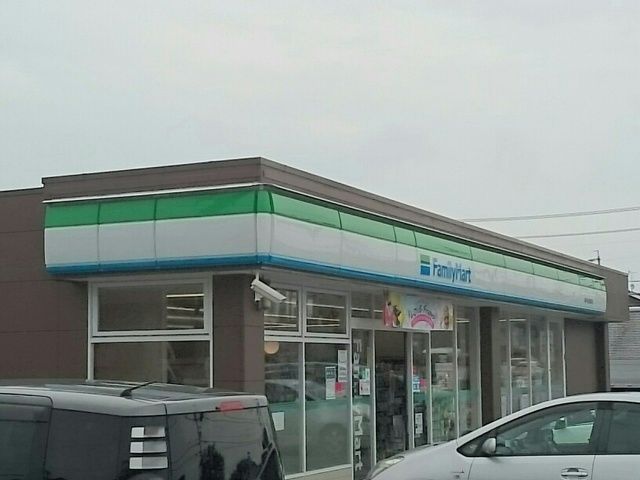 コンビニ　ファミリーマート（コンビニ）まで240m