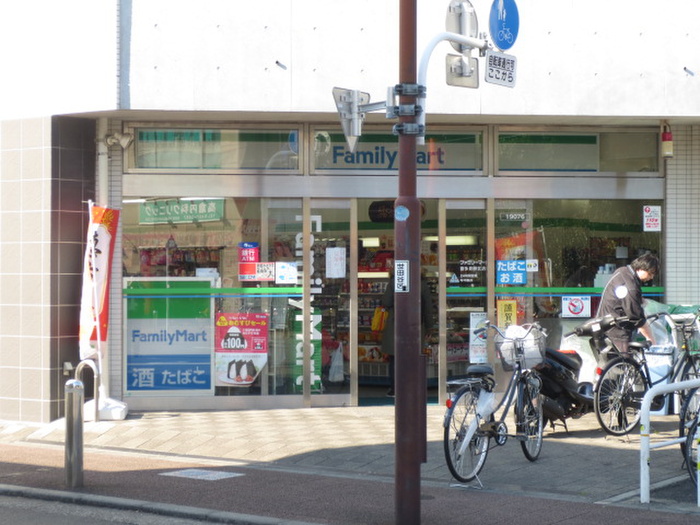 コンビニ　ファミリーマート（コンビニ）まで352m