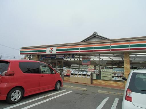 コンビニ　セブンイレブン（コンビニ）まで1300m