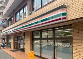 コンビニ　セブンイレブン鶴見駅東口中央通り店（コンビニ）まで195m