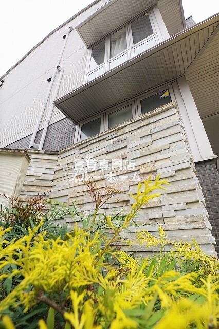 建物外観　軽量鉄骨造3階建てのきれいな物件！