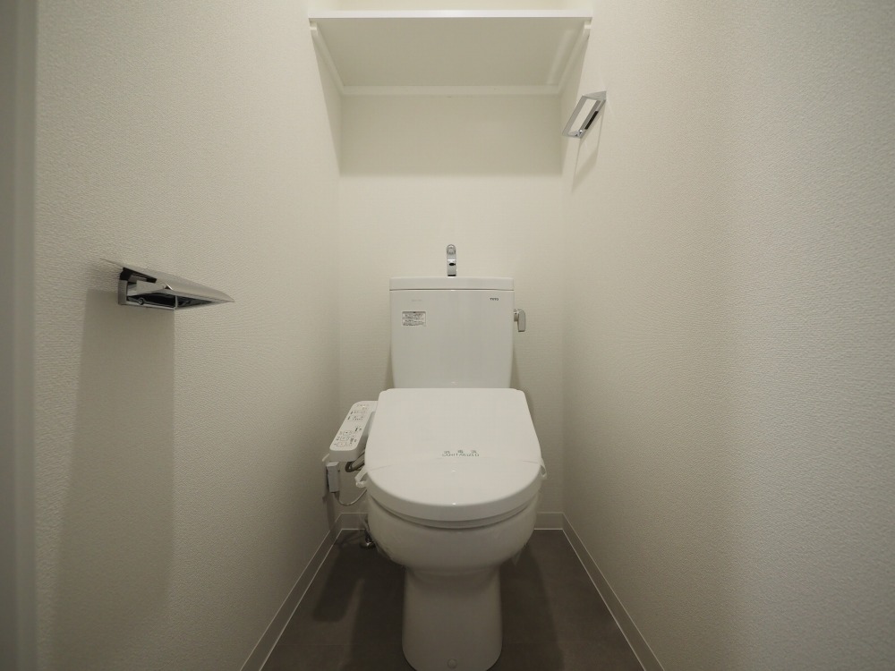 トイレ　落ち着いた色調のトイレです