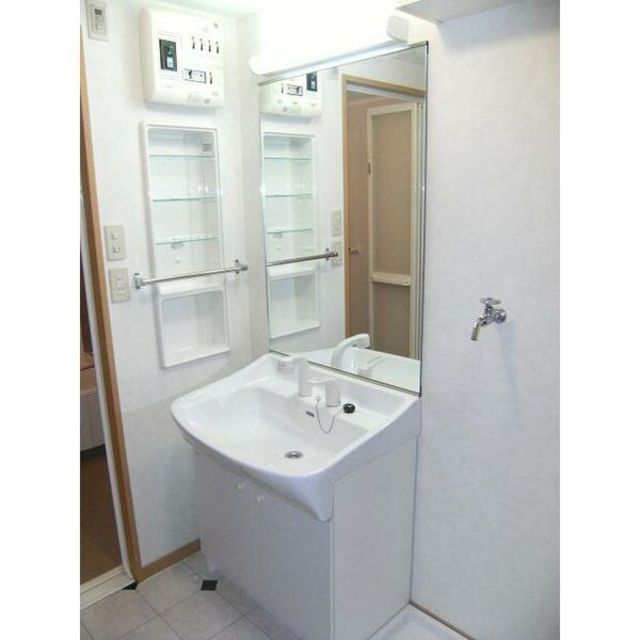 洗面設備　【洗面化粧台】大きな１面鏡の洗面化粧台！壁に埋め込まれた棚で