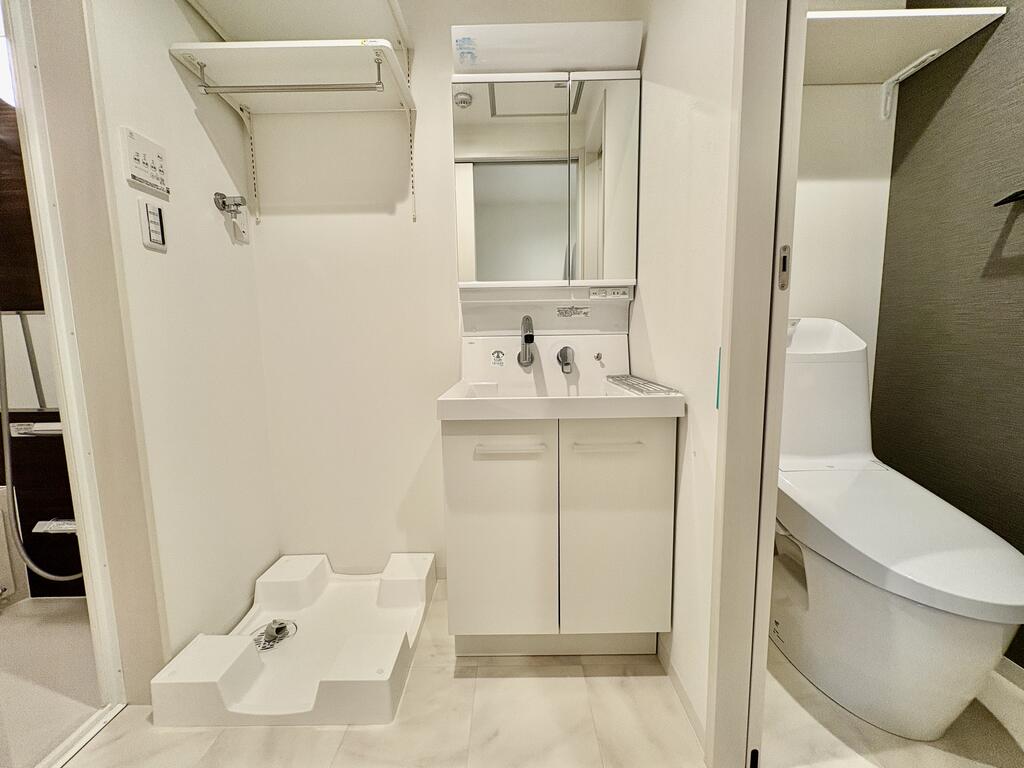 洗面設備　※同建物の別のお部屋の写真です。